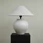 Lampe placée sur une table, ambiance chaleureuse