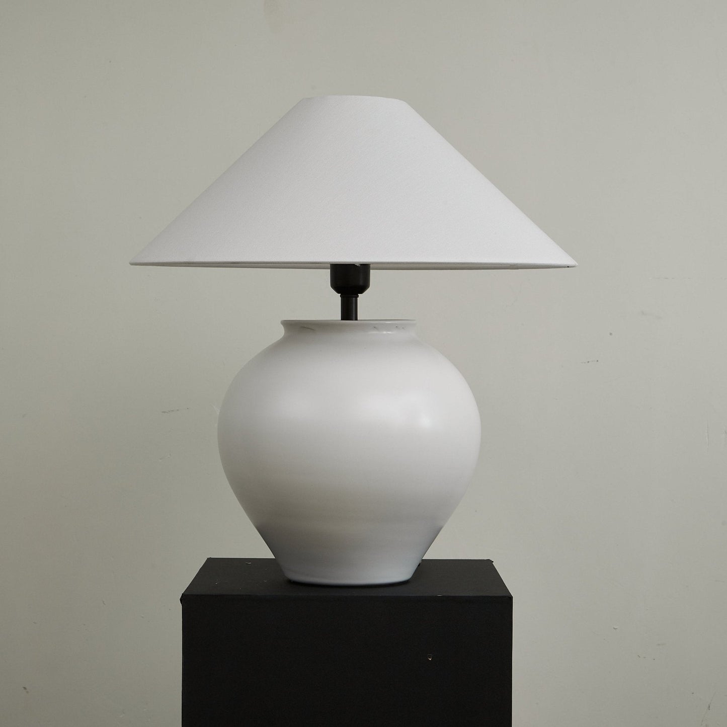 Lampe placée sur une table, ambiance chaleureuse
