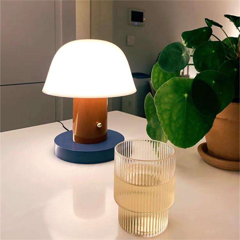 Lampe champignon sur une commode moderne