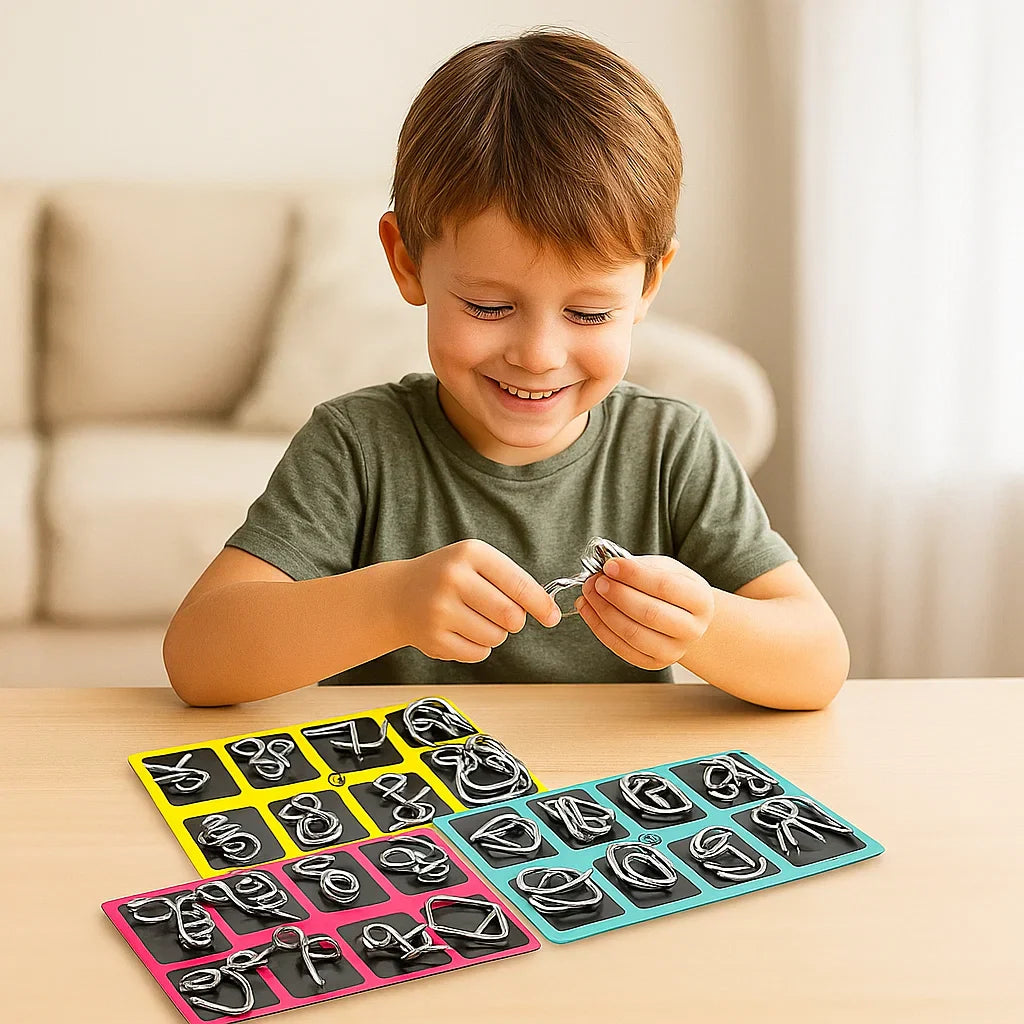 Ensemble de puzzles en métal sur fond blanc, vue d'ensemble