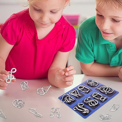 Gros plan sur un puzzle en métal complexe, détails visibles