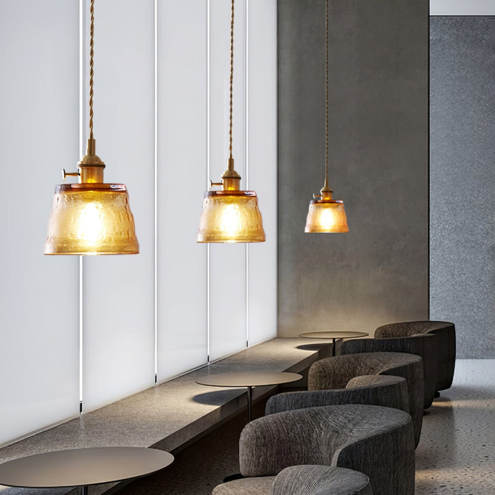 Détail du support métallique de la lampe en verre