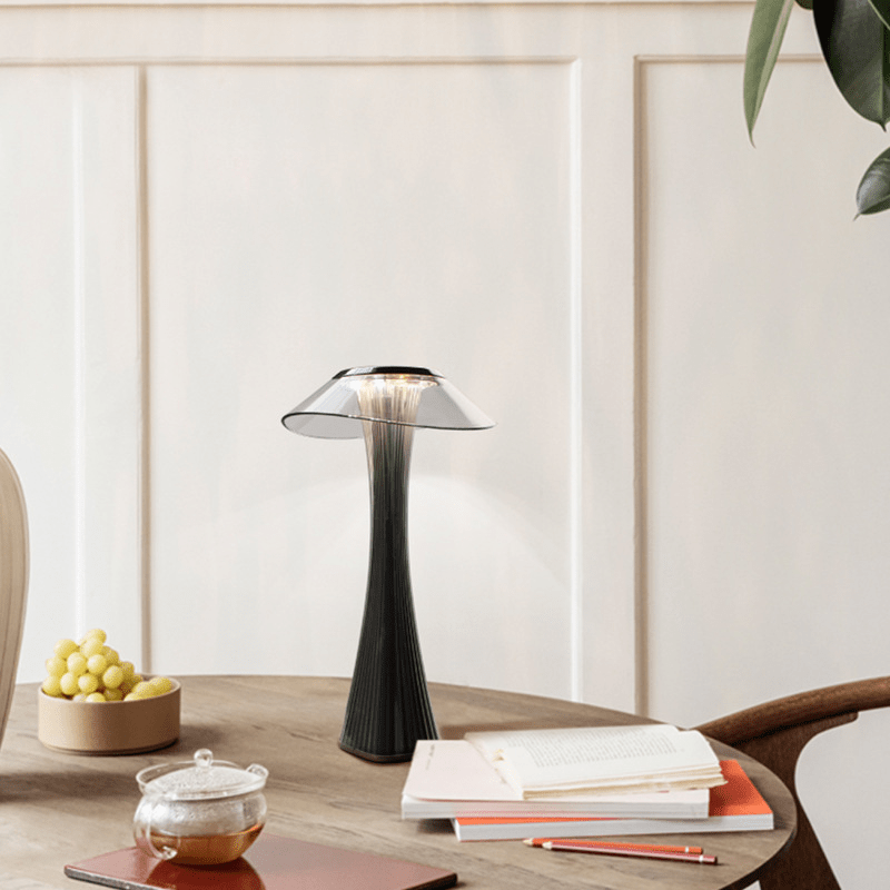 Éclairage dimmable en blanc chaud sur la lampe de table