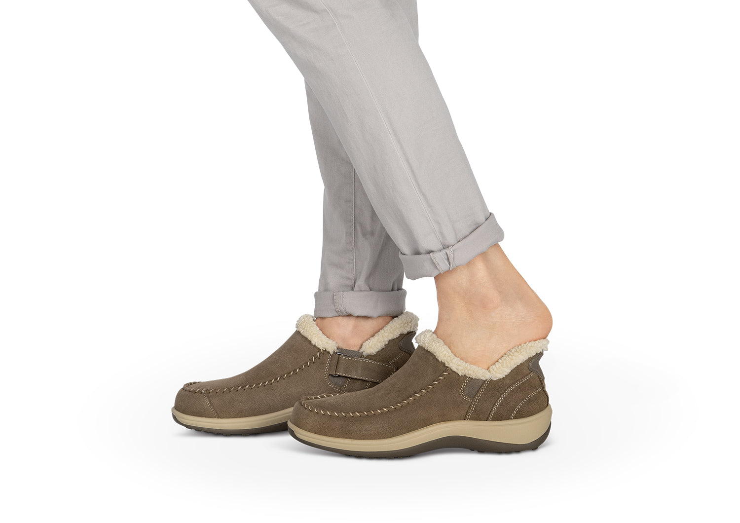 Chaussons marron clair en suède avec doublure en fausse fourrure