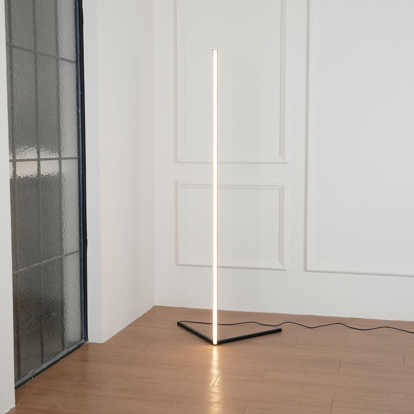 Lampe de sol avec design minimaliste et épuré