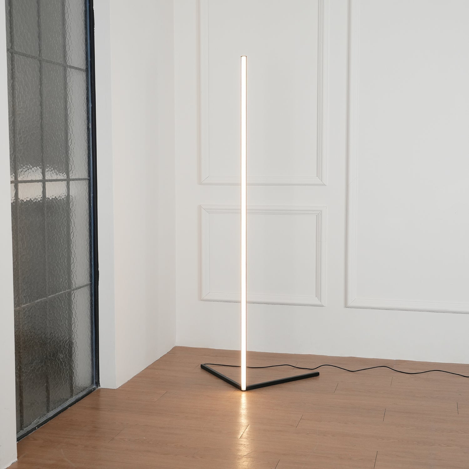 Lampe de sol avec design minimaliste et épuré