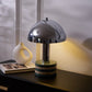 Lampe de table moderne sur une commode élégante