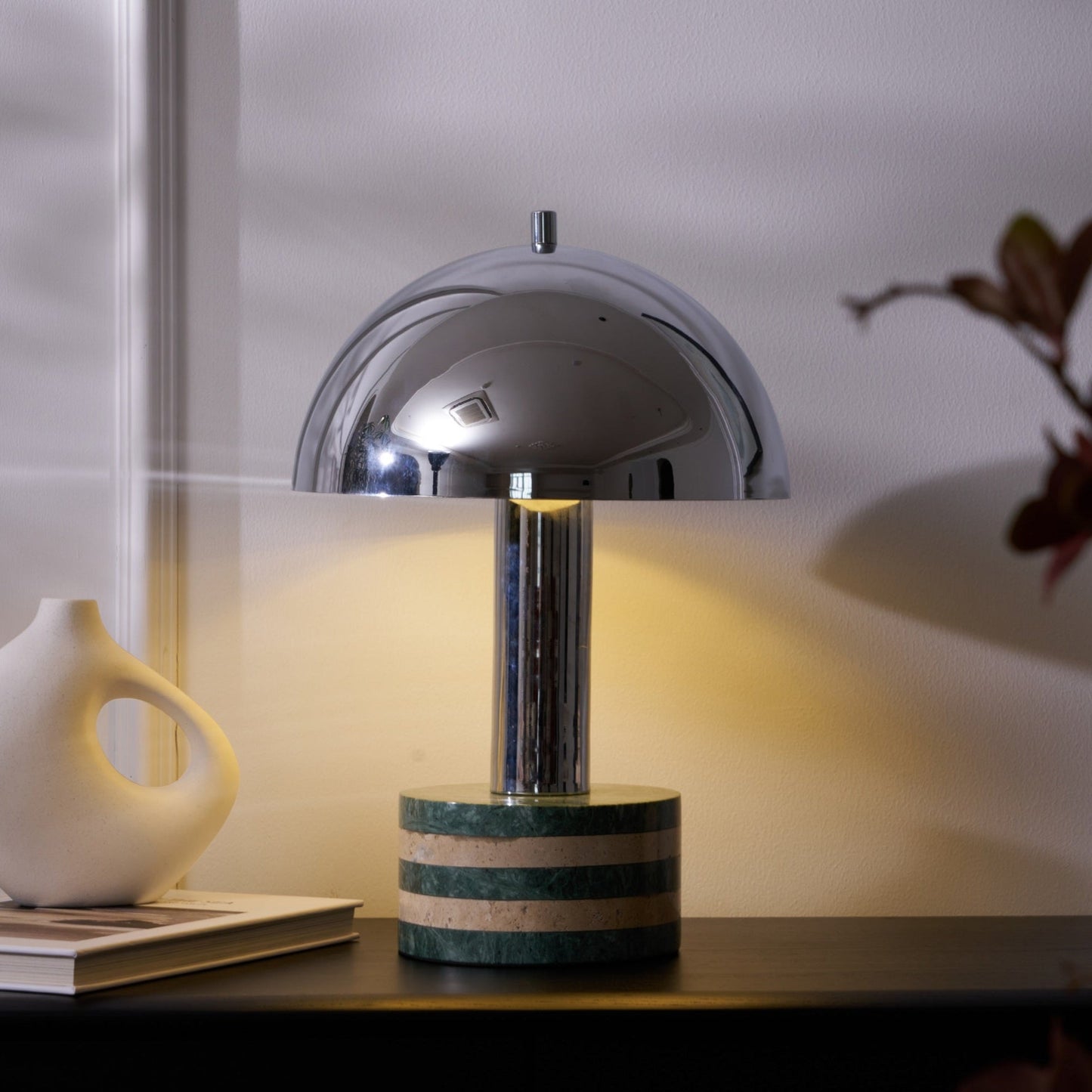 Lampe posée sur une table de chevet minimaliste
