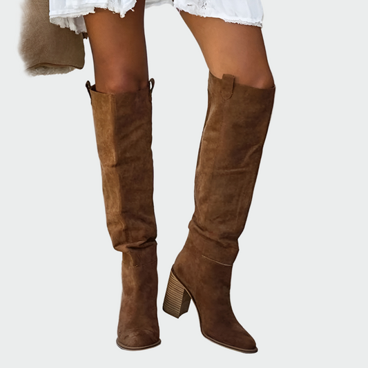 Vue de face des bottes orthopédiques en suède marron