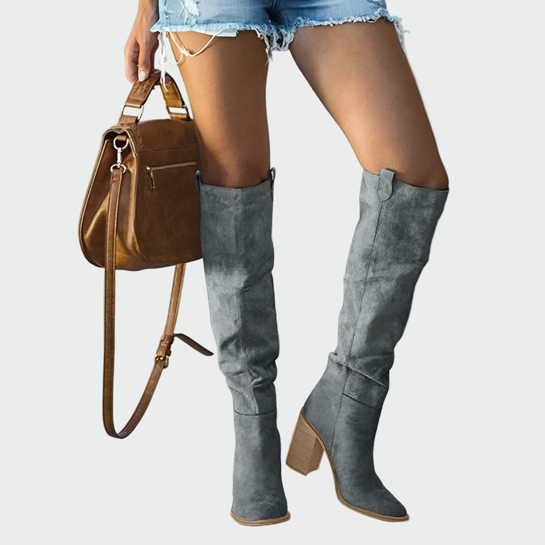 Détail du talon stable des bottes en suède marron