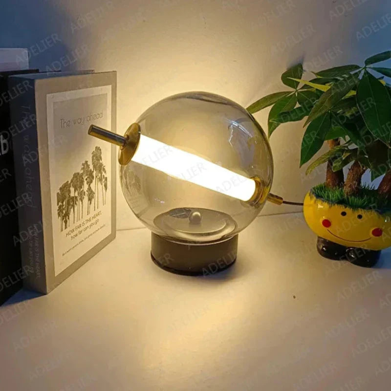 Lampe rétro sur table en bois, lumière chaude diffusée