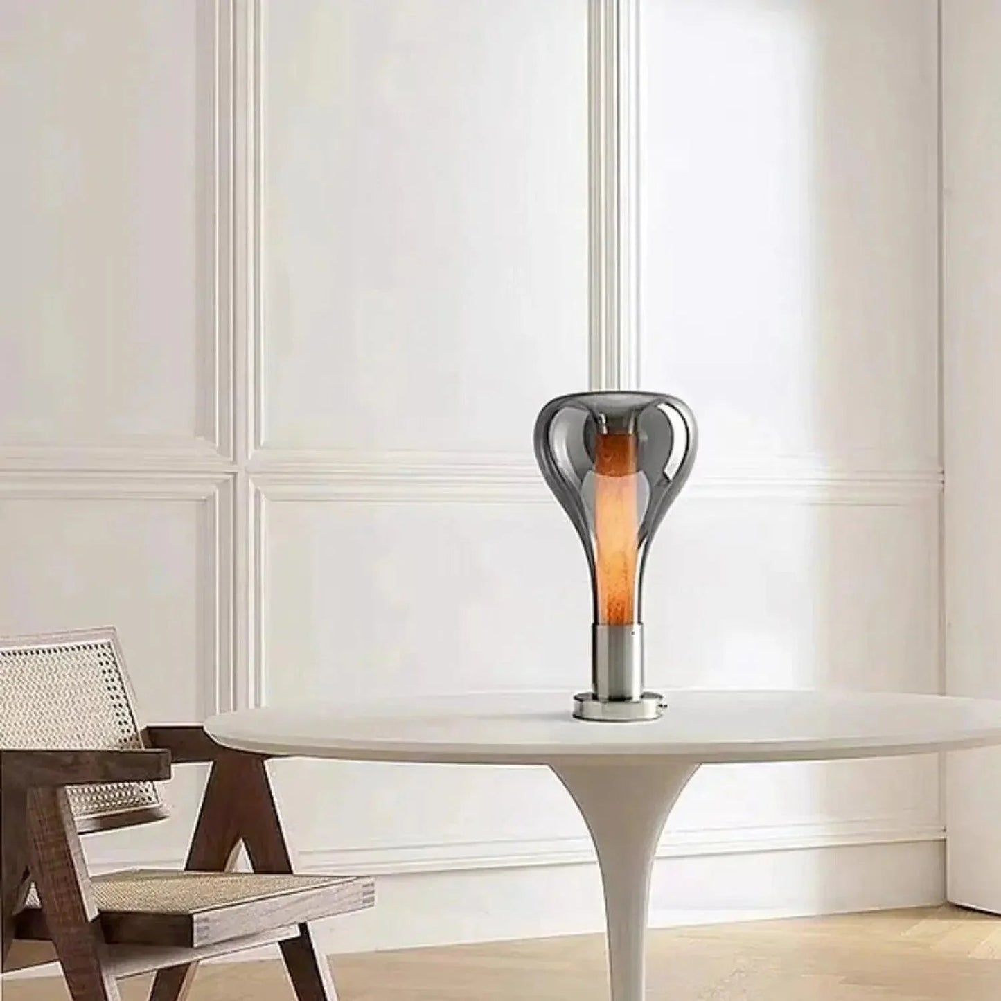 Lampe à lave sur une table, ambiance tamisée