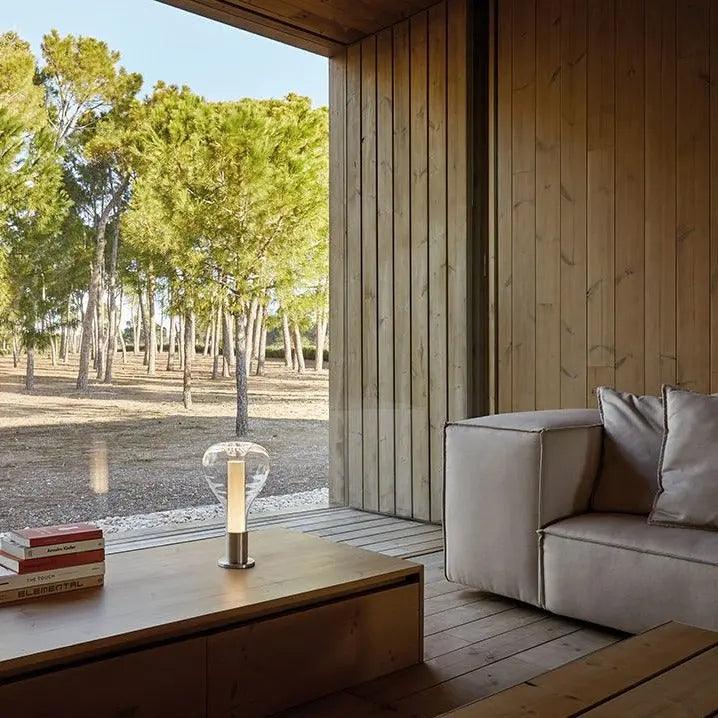 Vue latérale de la lampe à lave allumée