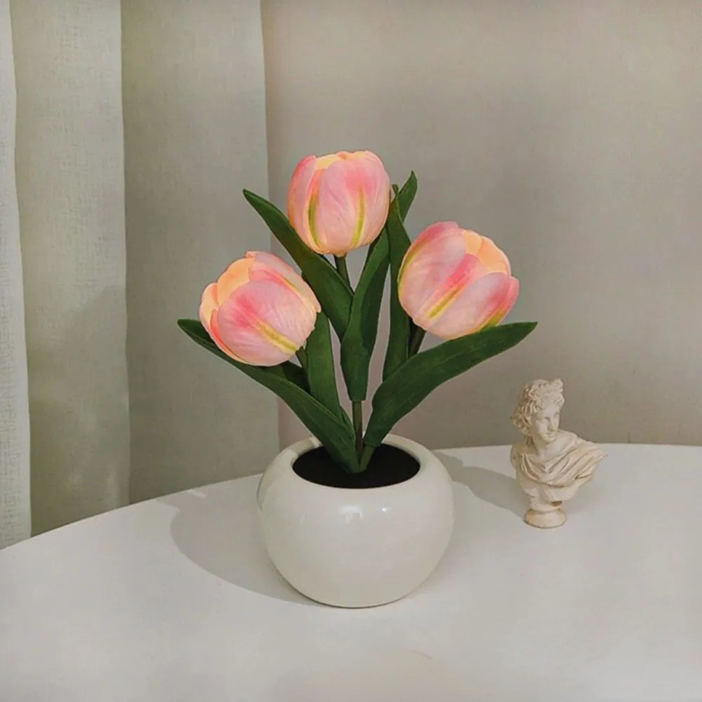 Vue latérale de la lampe LED avec tulipes réalistes