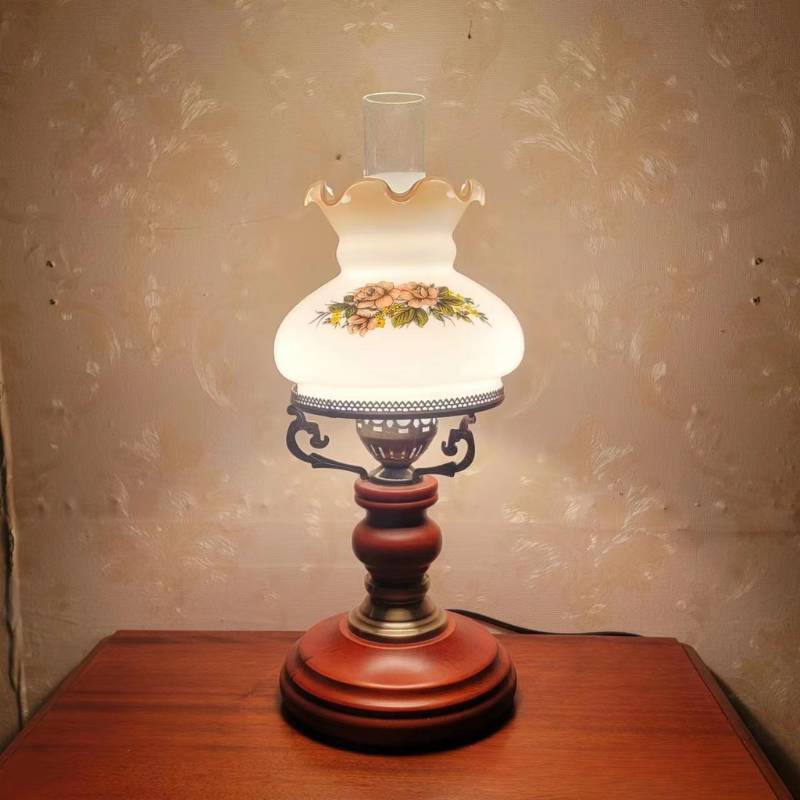 Lampe de table rétro sur fond neutre