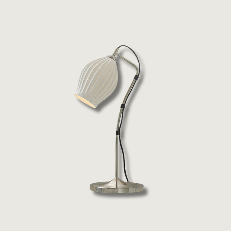 Lampe en céramique rainurée sur une table en bois