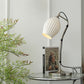 Lampe allumée, éclairant un coin de salon moderne