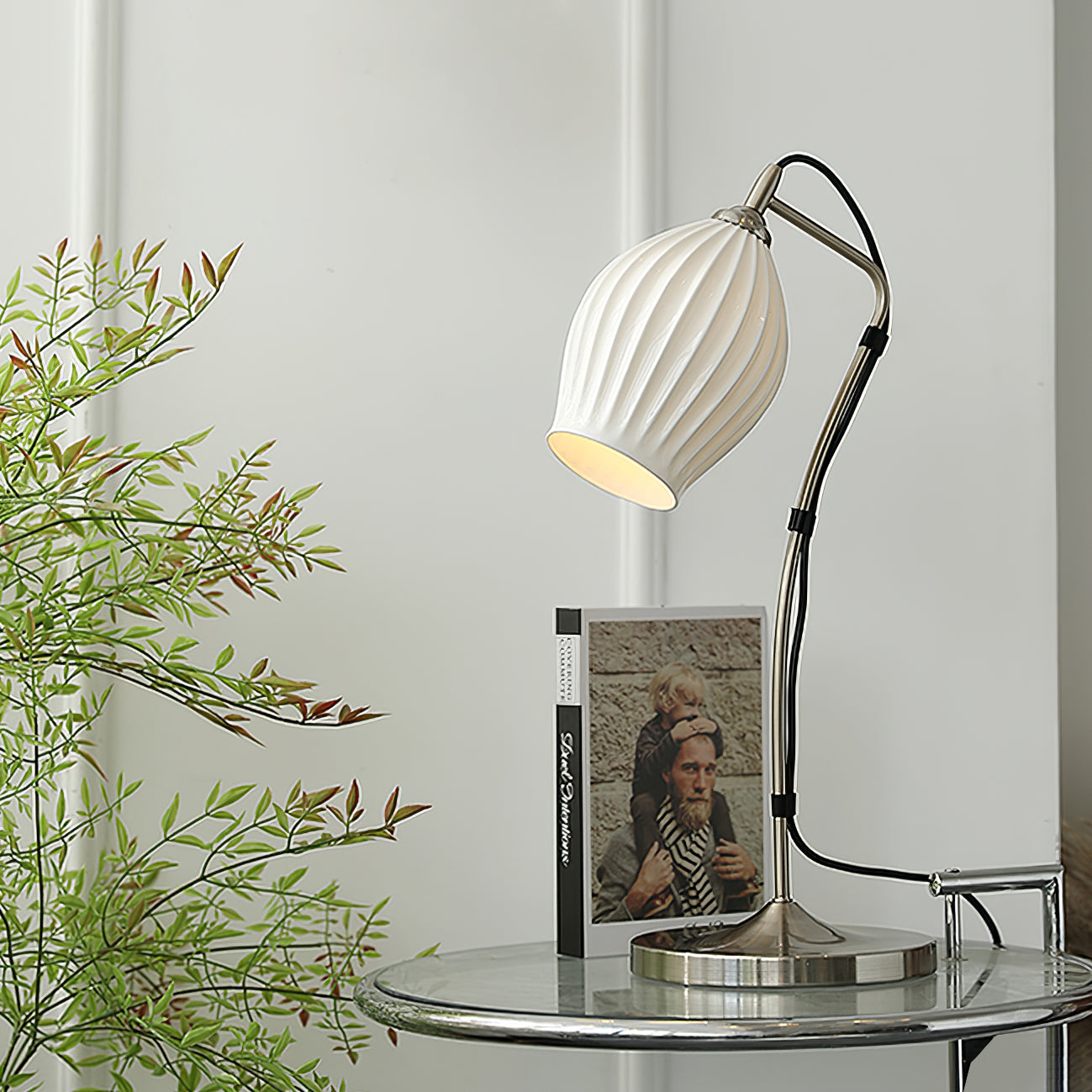 Lampe allumée, éclairant un coin de salon moderne