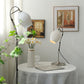 Lampe posée sur une table de chevet en bois clair