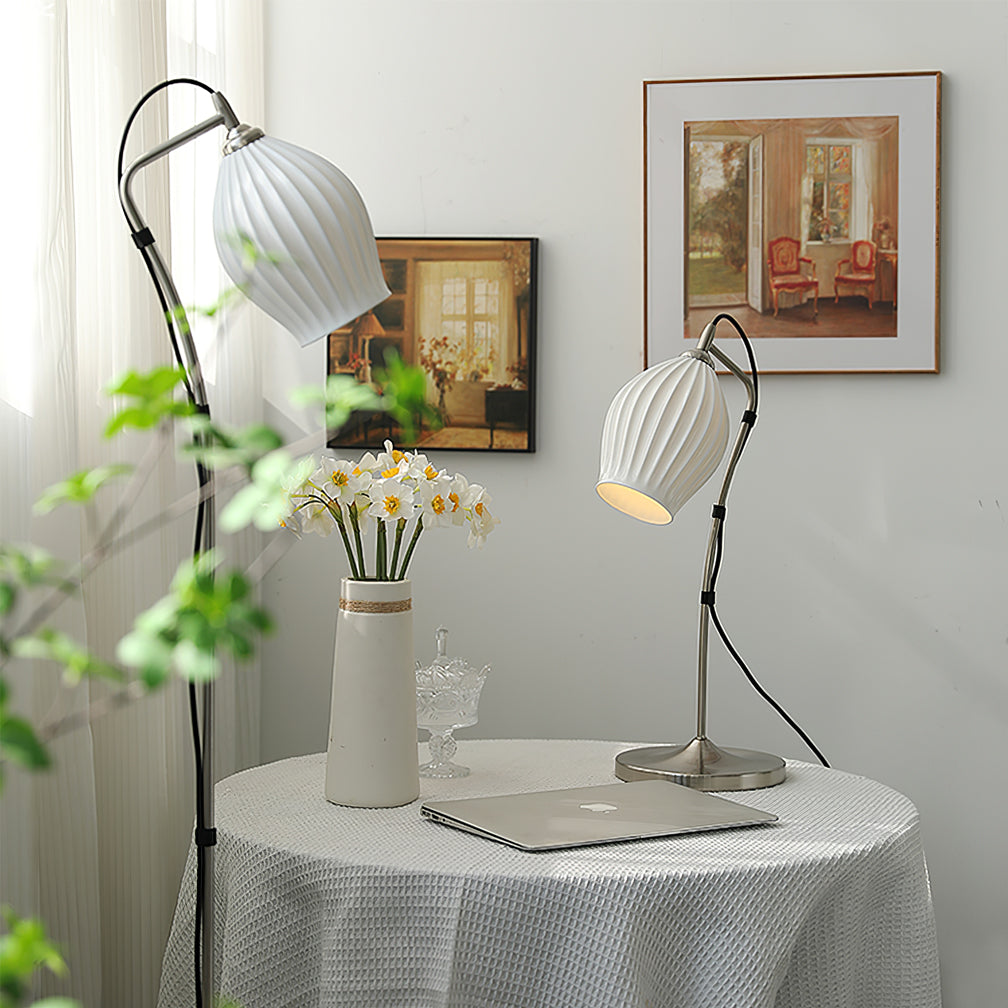 Lampe posée sur une table de chevet en bois clair