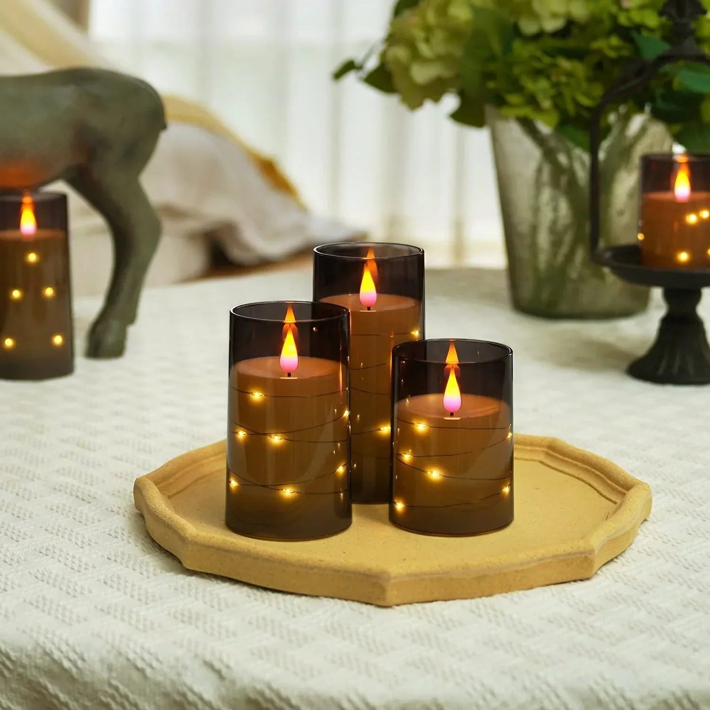 Trois bougies LED de tailles différentes sur une table