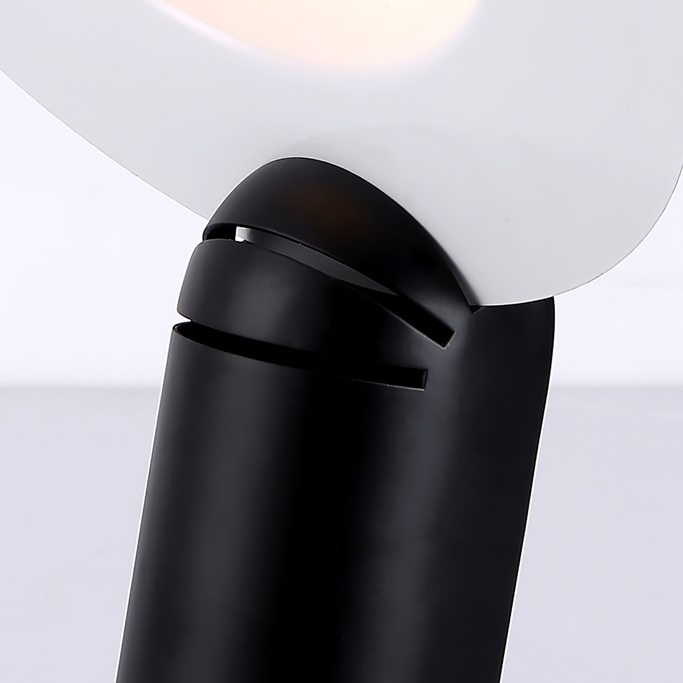 Vue latérale de la lampe montrant le mécanisme ajustable