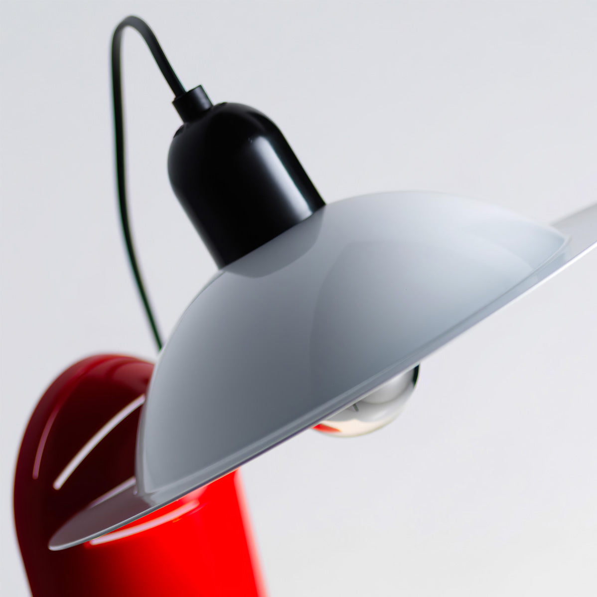 Lampe de table avec finition rouge et design minimaliste