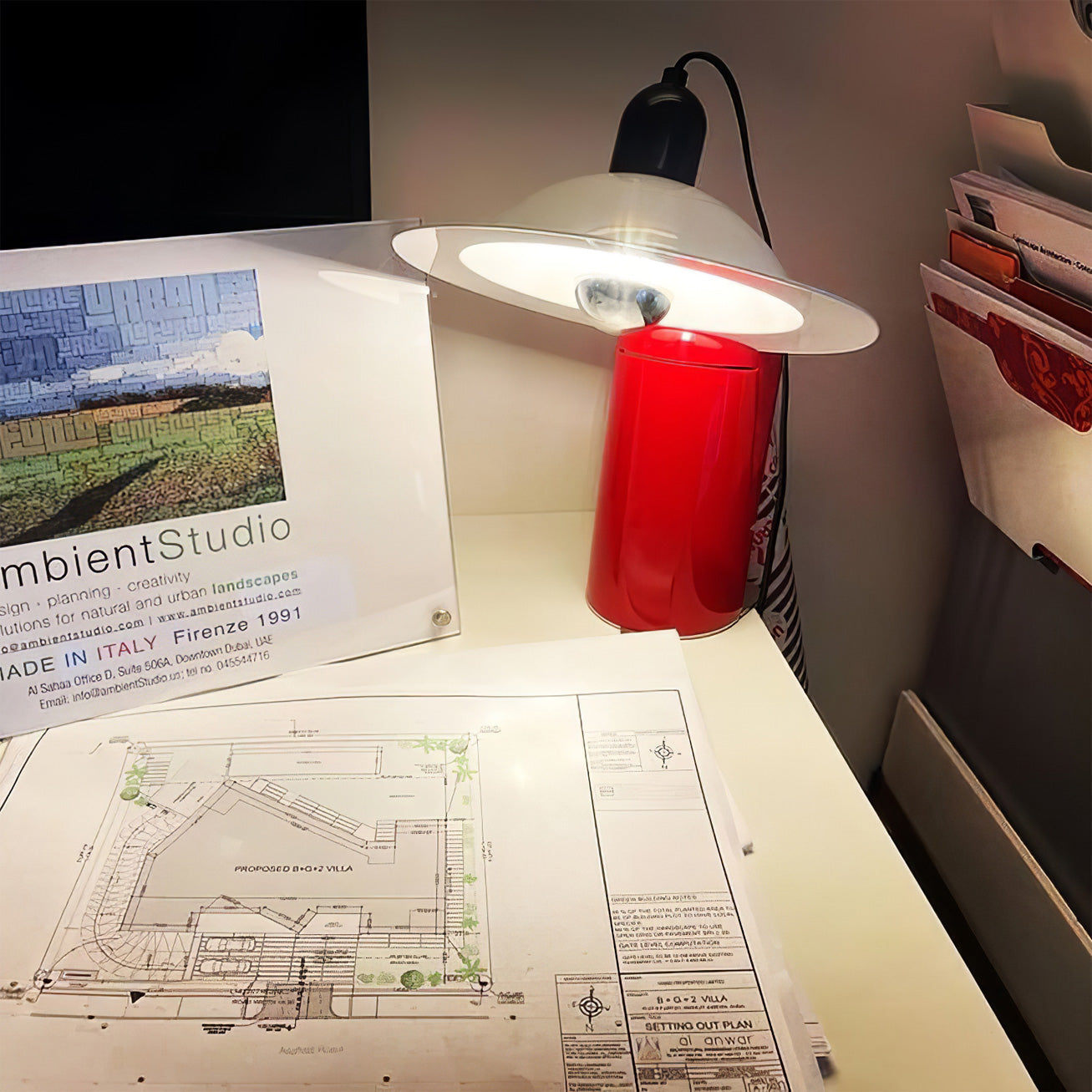 Lampe de table en position inclinée pour éclairage direct