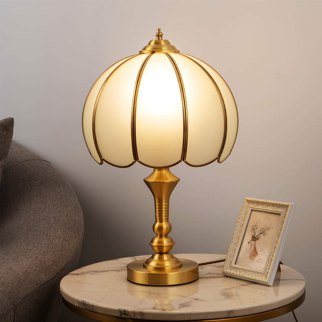 Lampe en laiton et verre avec abat-jour pétale
