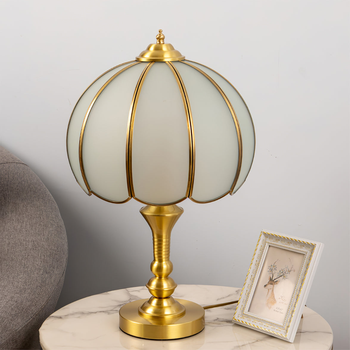 Lampe rétro sur une table en bois