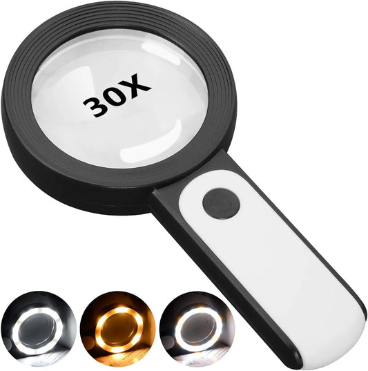 Loupe 30x posée sur une table, vue latérale