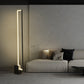 Vue latérale du lampadaire montrant sa hauteur élancée