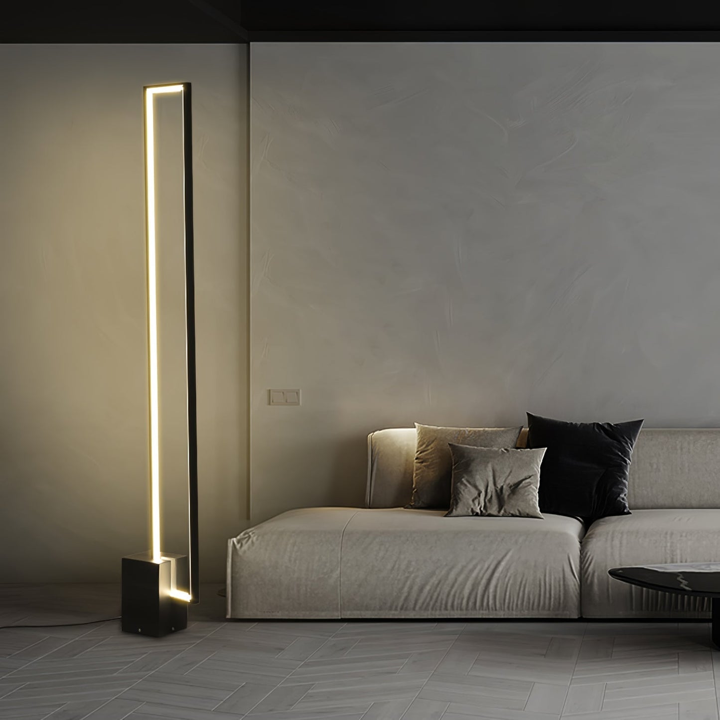 Vue latérale du lampadaire montrant sa hauteur élancée