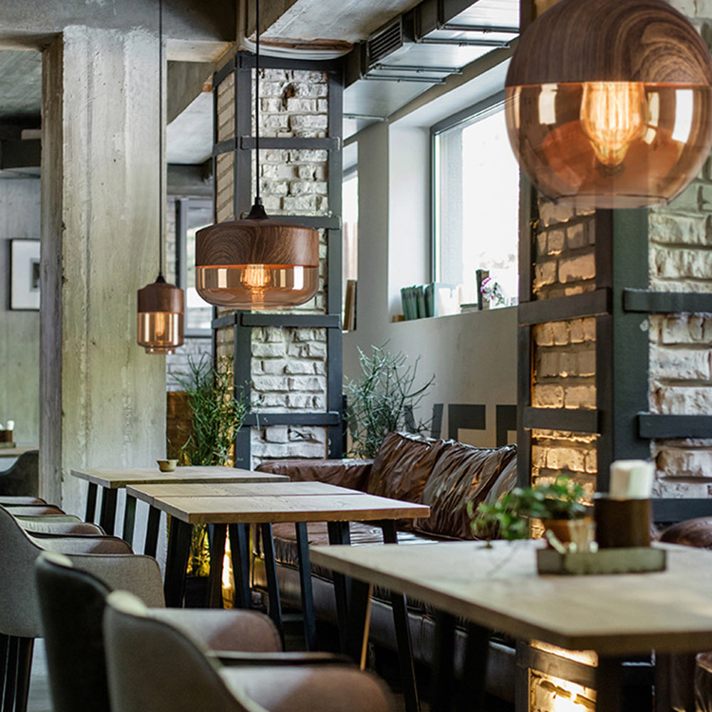 Lampe suspendue au-dessus d'une table, ambiance chaleureuse