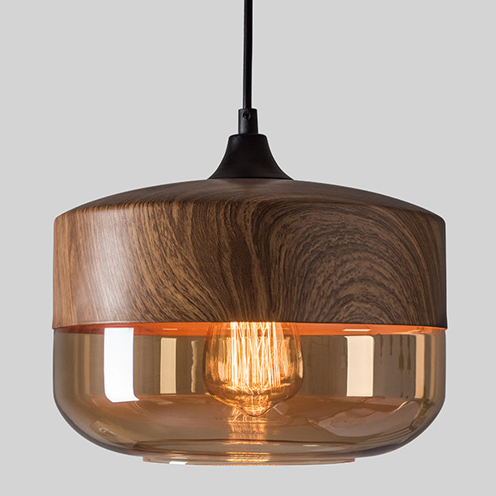 Lampe pendante en bois dans un salon moderne