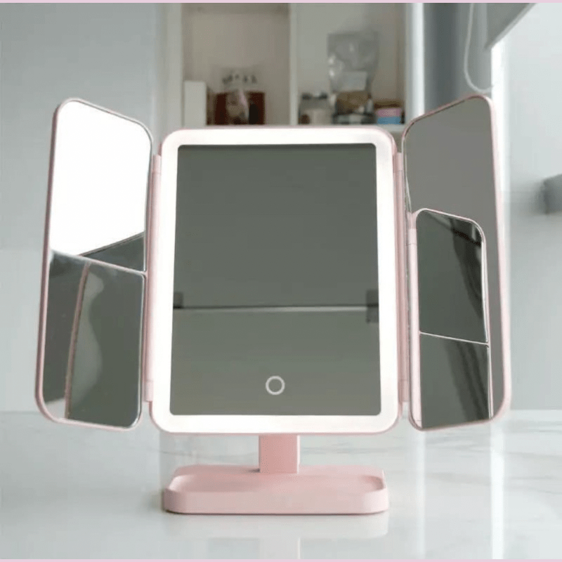 Vue rapprochée des lumières LED chaudes du miroir