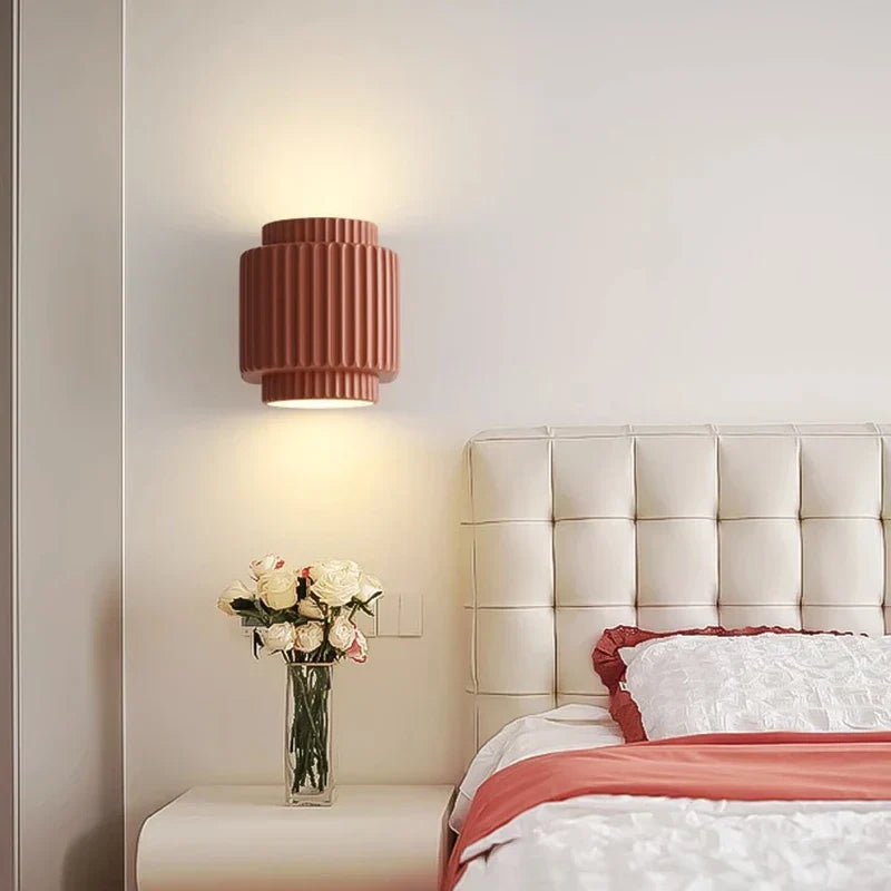 Détail de la texture rayée sur l'applique murale