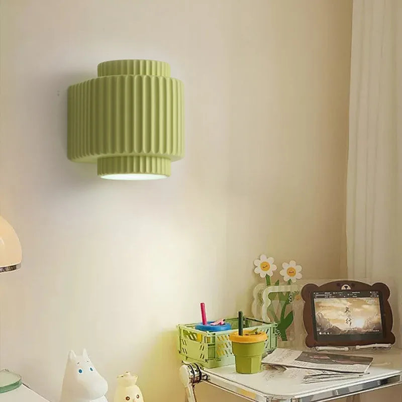 Vue latérale de l'applique murale minimaliste en résine