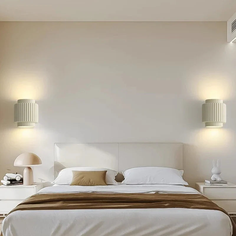 Applique murale moderne installée dans un couloir