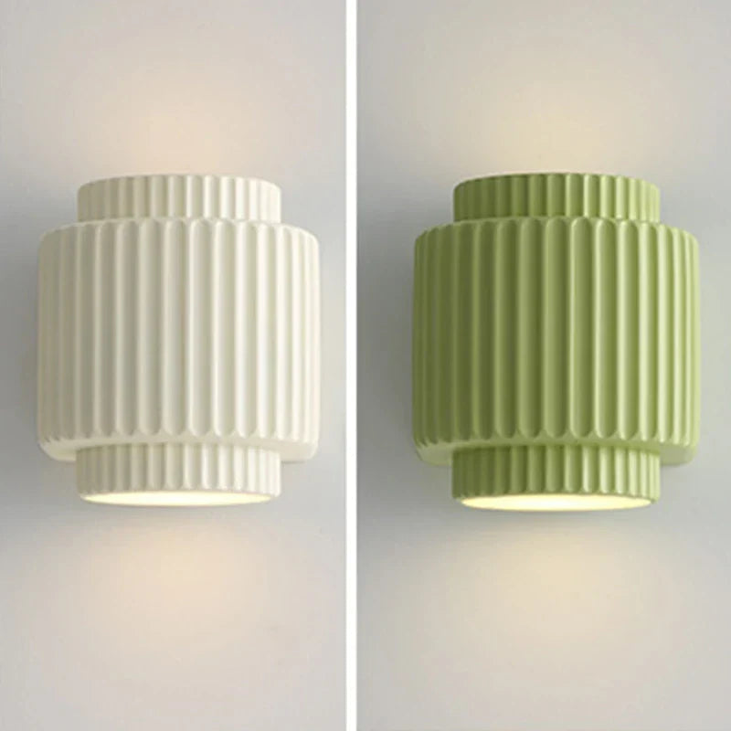 Vue rapprochée de l'applique murale avec finition rayée