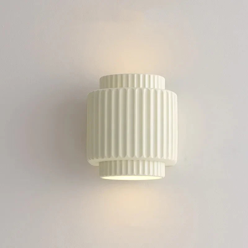 Applique murale LED installée dans un intérieur moderne