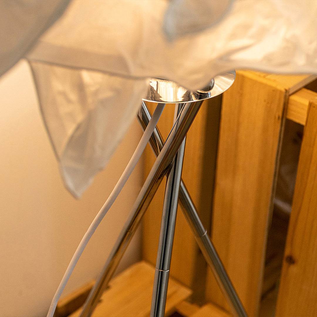 Base métallique de la lampe avec interrupteur visible