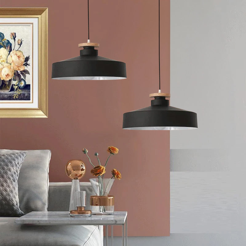 Lampe suspendue avec design épuré et matériaux naturels