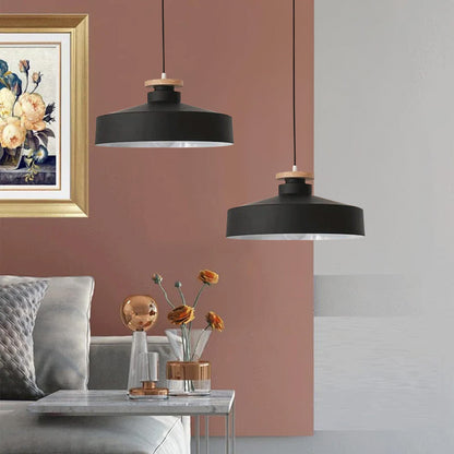 Lampe suspendue avec design épuré et matériaux naturels