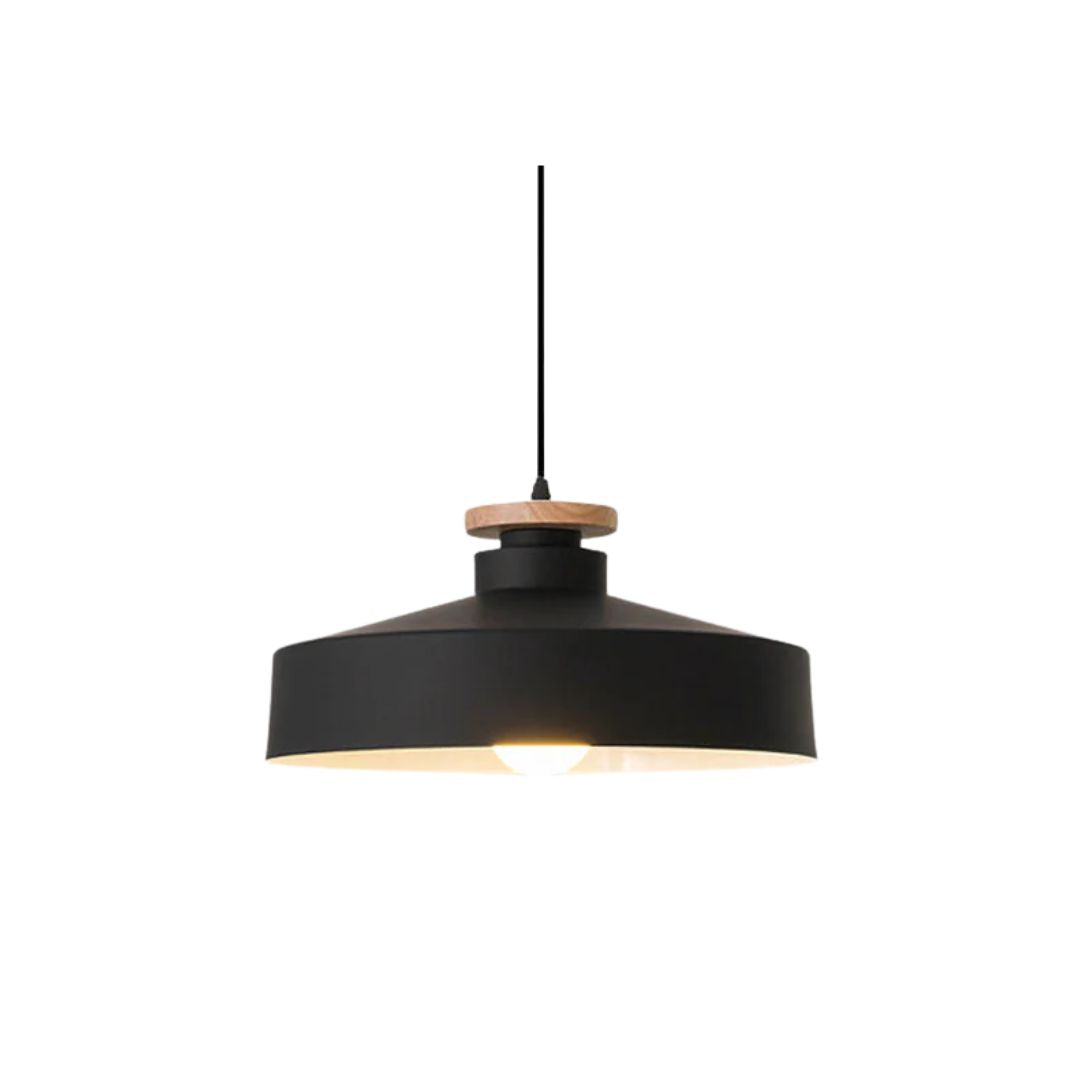 Lampe suspendue en bois et aluminium dans une cuisine moderne