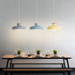 Installation de lampe suspendue dans une cuisine stylée