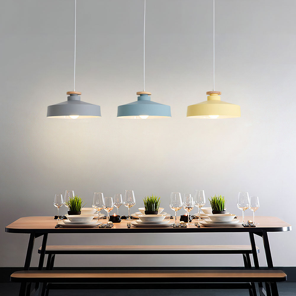 Installation de lampe suspendue dans une cuisine stylée