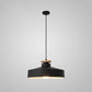 Vue rapprochée de la lampe suspendue avec détails en aluminium
