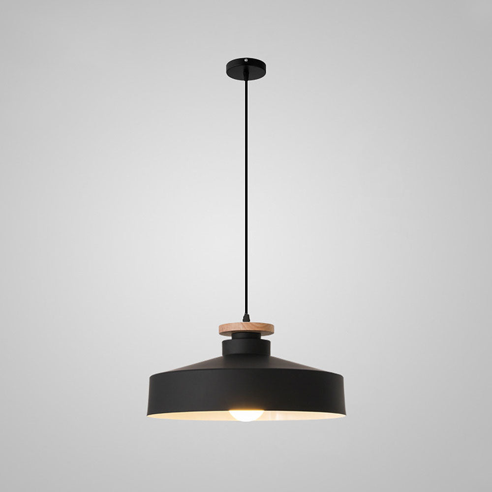 Vue rapprochée de la lampe suspendue avec détails en aluminium