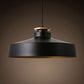 Lampe suspendue éclairant un espace de vie contemporain